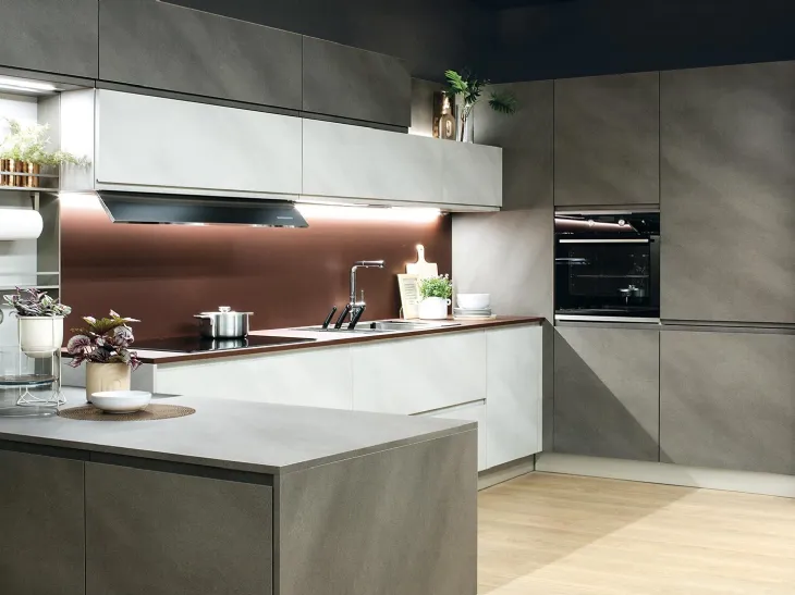 Cucina Moderna con penisola Luna finitura pietra chiara e pietra bronzo di Mobilturi