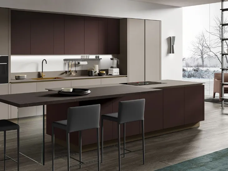 Cucina Moderna con isola Stratos Gres in gres terra e glass marrone opaco di Mobilturi